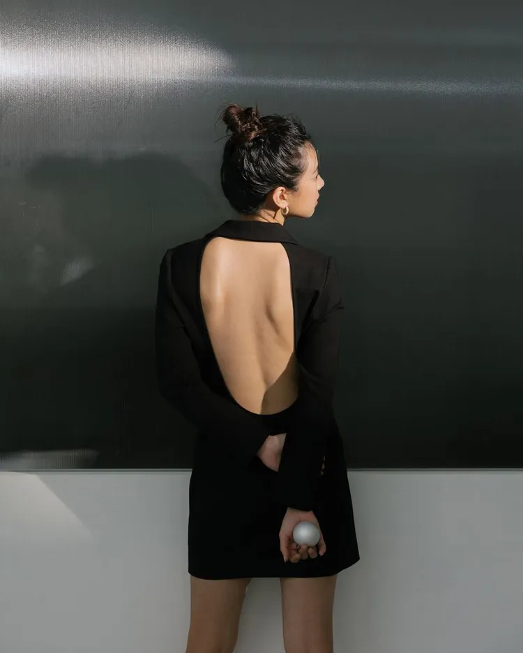 趙岱新身著法國輕奢品牌SANDRO秋冬新裝解封美背。翻攝daciexchao IG 