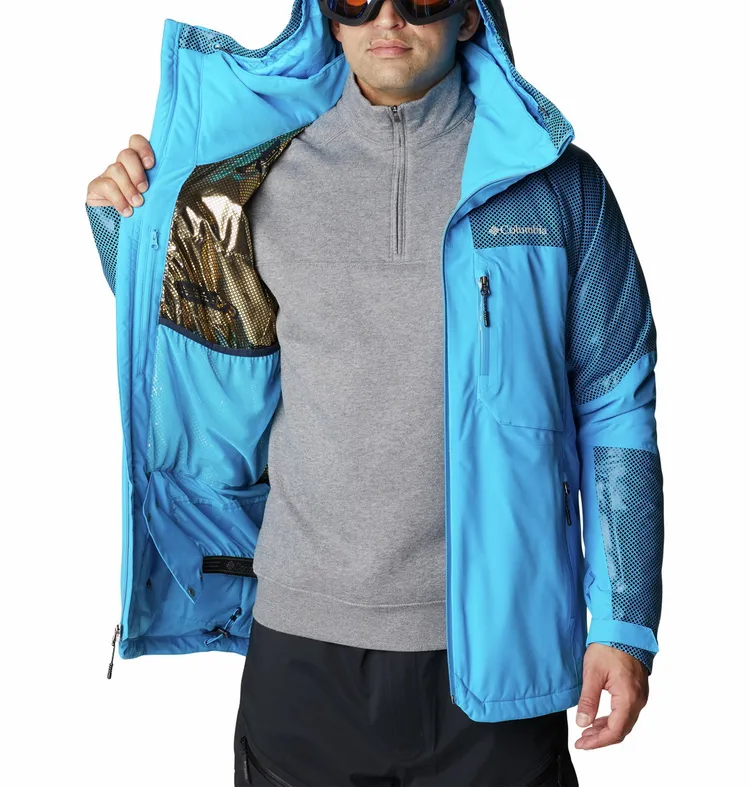 Snow Slab Black Dot極暖蓄熱Omni-Tech 防水連帽外套，1萬800元。品牌提供