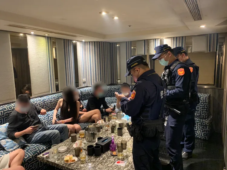 警方臨檢酒店。翻攝畫面