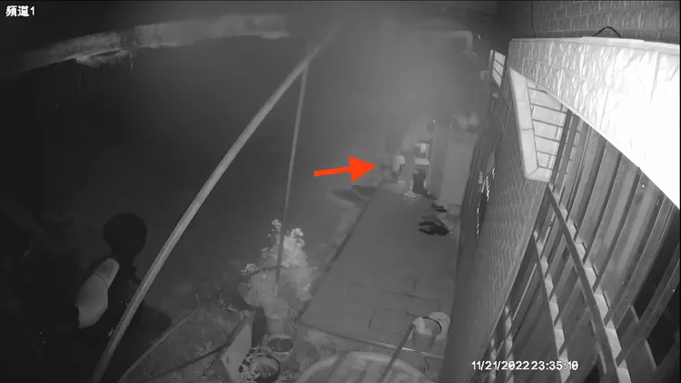 男子趁著深夜到女苦主住家門外的鞋櫃偷鞋。民眾提供