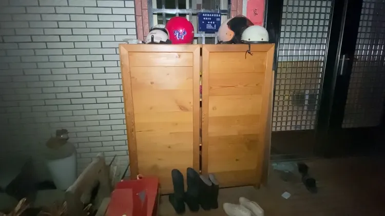 吳男鎖定住家門外的鞋櫃下手。民眾提供