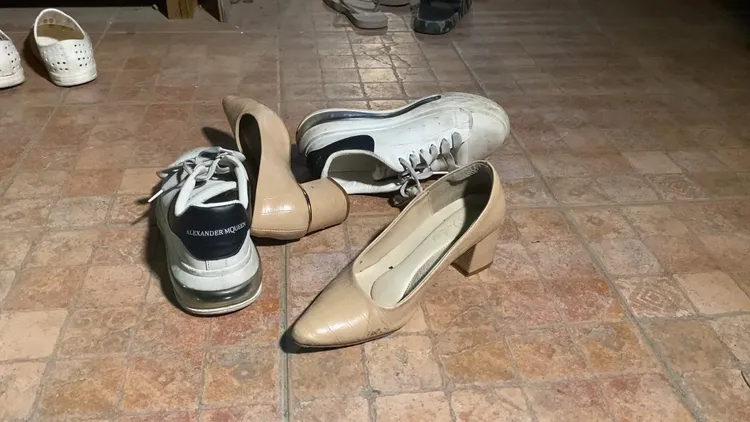 女子被偷走高跟鞋跟休閒鞋，但這次有歸還。民眾提供