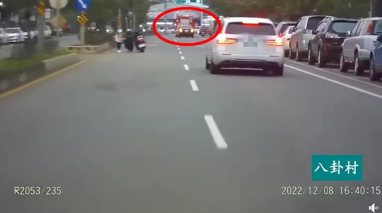 由於當時有消防車路過，有網友質疑：「消防車經過也沒阻止」，被網友吐槽「消防車要阻止什麼？噴水滅母愛嗎？」翻攝自《八卦村 - 行車紀錄器影片上傳中心》
