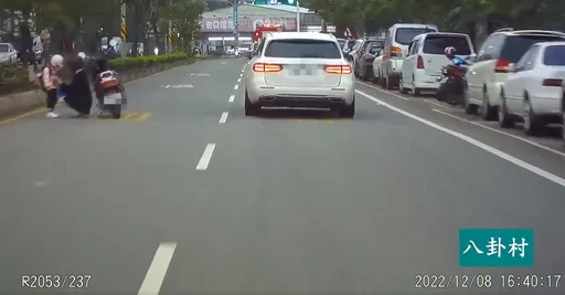 三寶媽快車道幫兒穿衣！消防車路過遭酸沒阻止　網友驚：噴水滅母愛？