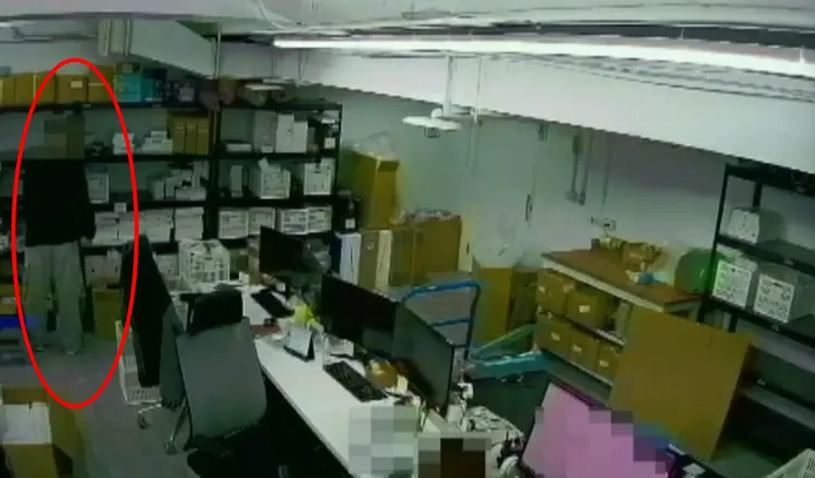 陳男在倉庫盤點，趁機偷走手機。翻攝畫面