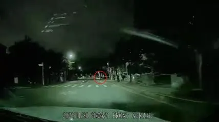 屁孩馬路射沖天炮嚇路人 警逮2國中生責付家長管教