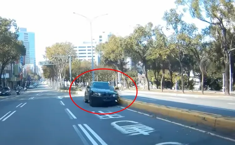 羅男開車沿光復路從新竹市區往竹東方向行駛時，突然失控在水源路口撞上3台機車，隨後又暴衝至對向。翻攝自臉書《新竹大小事》