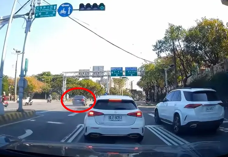 只見羅男駕駛黑色BMW轎車一路狂奔失控，車底還冒出陣陣白煙。翻攝自臉書《新竹大小事》