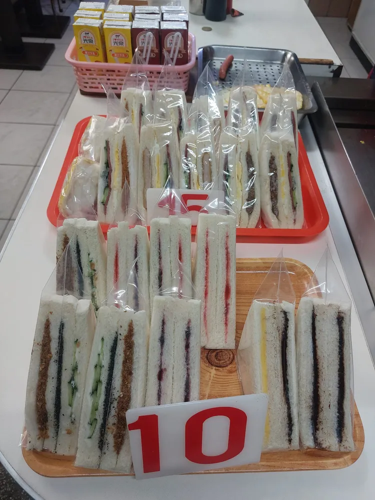 三明治只要10元，價錢超佛。翻攝自爆廢公社