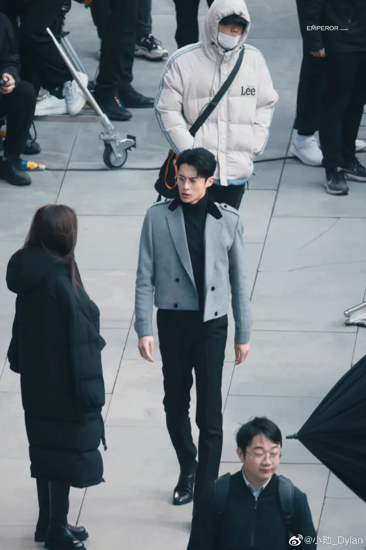 對照工作人員穿著，就知王鶴棣只穿西裝有多冷。翻攝小蘭蘭無劇不歡微博