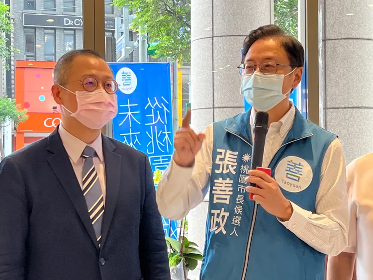 媒體發現這次人事名單裡有國民黨主席朱立倫和前桃園縣長吳志揚（左）的官員。資料畫面