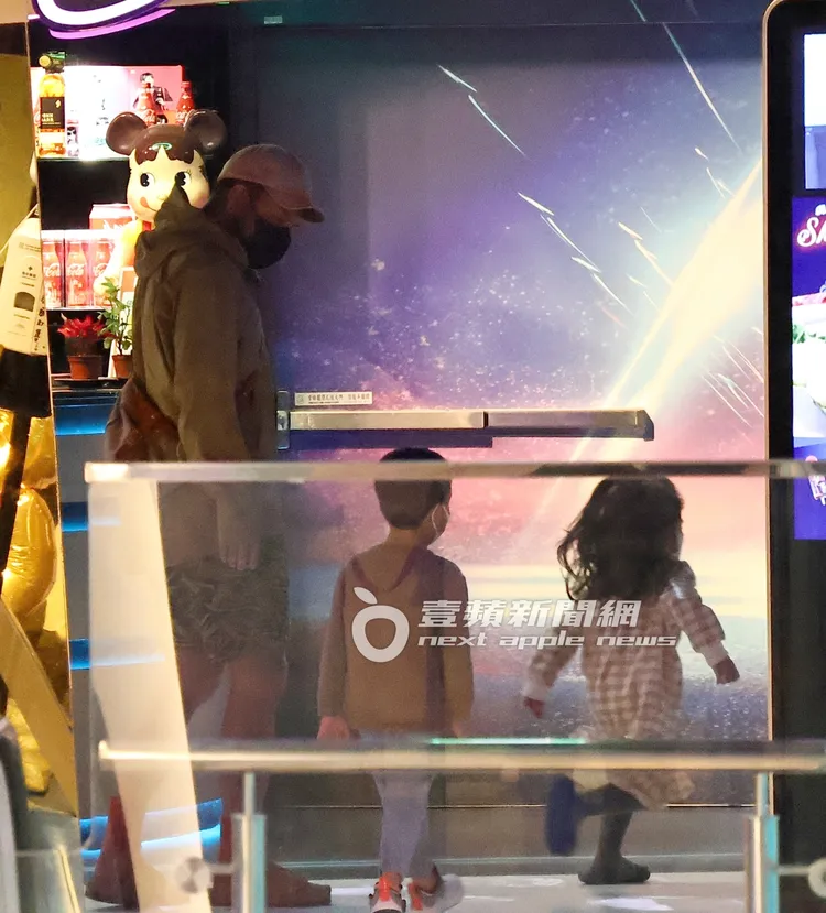 到餐廳後，張震嶽（左）叮囑小孩子們進去座位坐好。特勤中心攝