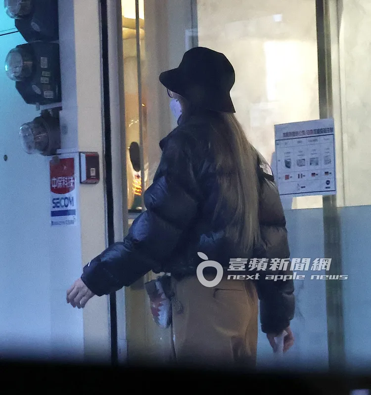 張震嶽老婆小涵前往皮膚科診所看診。特勤中心攝