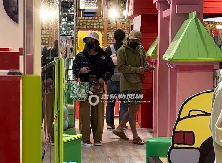 張震嶽夫妻倆將票券交給店員後，進入遊樂園準備讓小孩們好好放電。特勤中心攝