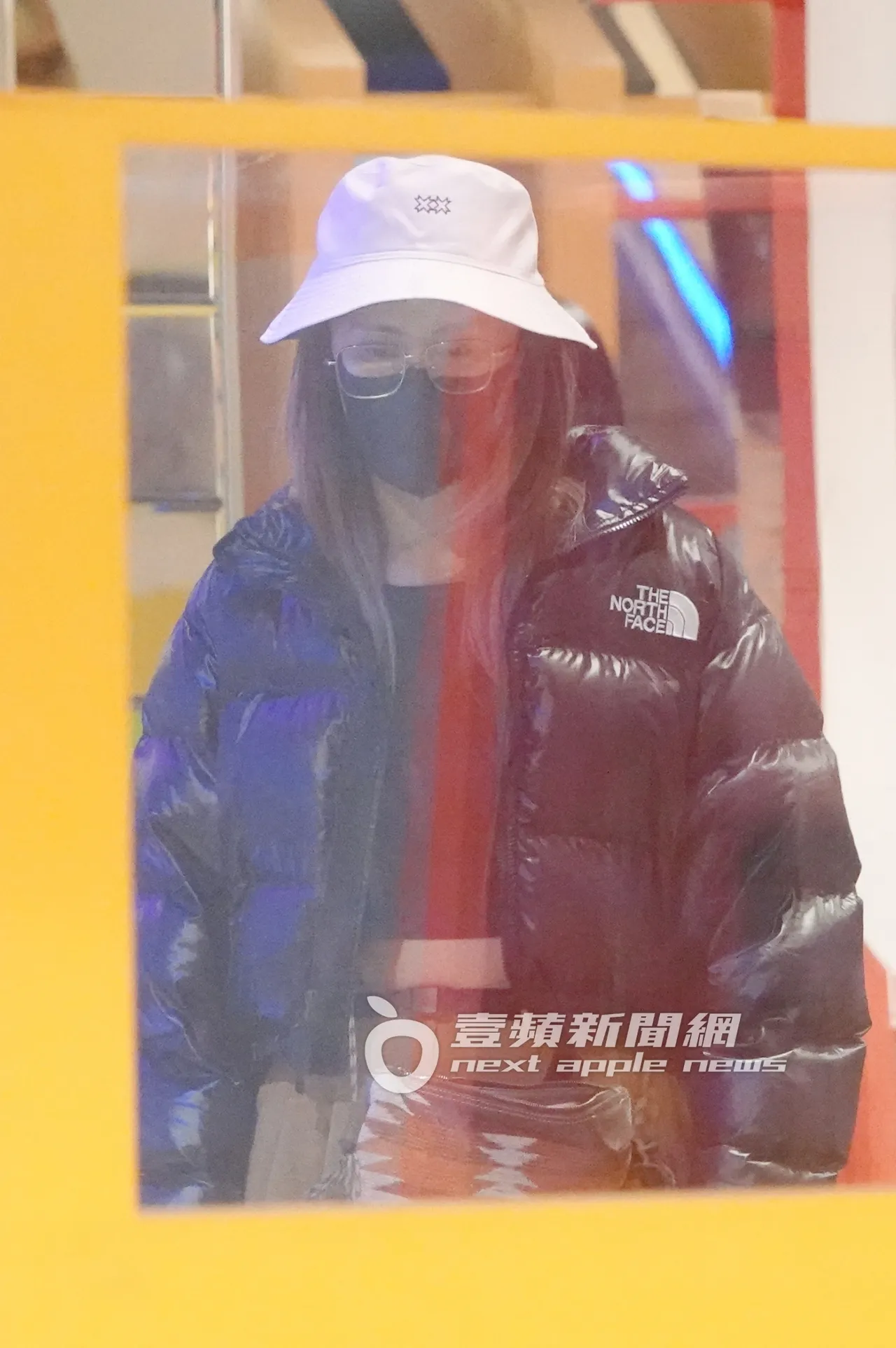 张震岳老婆小涵则露出小蛮腰，一边盯著小孩们玩耍。特勤中心摄