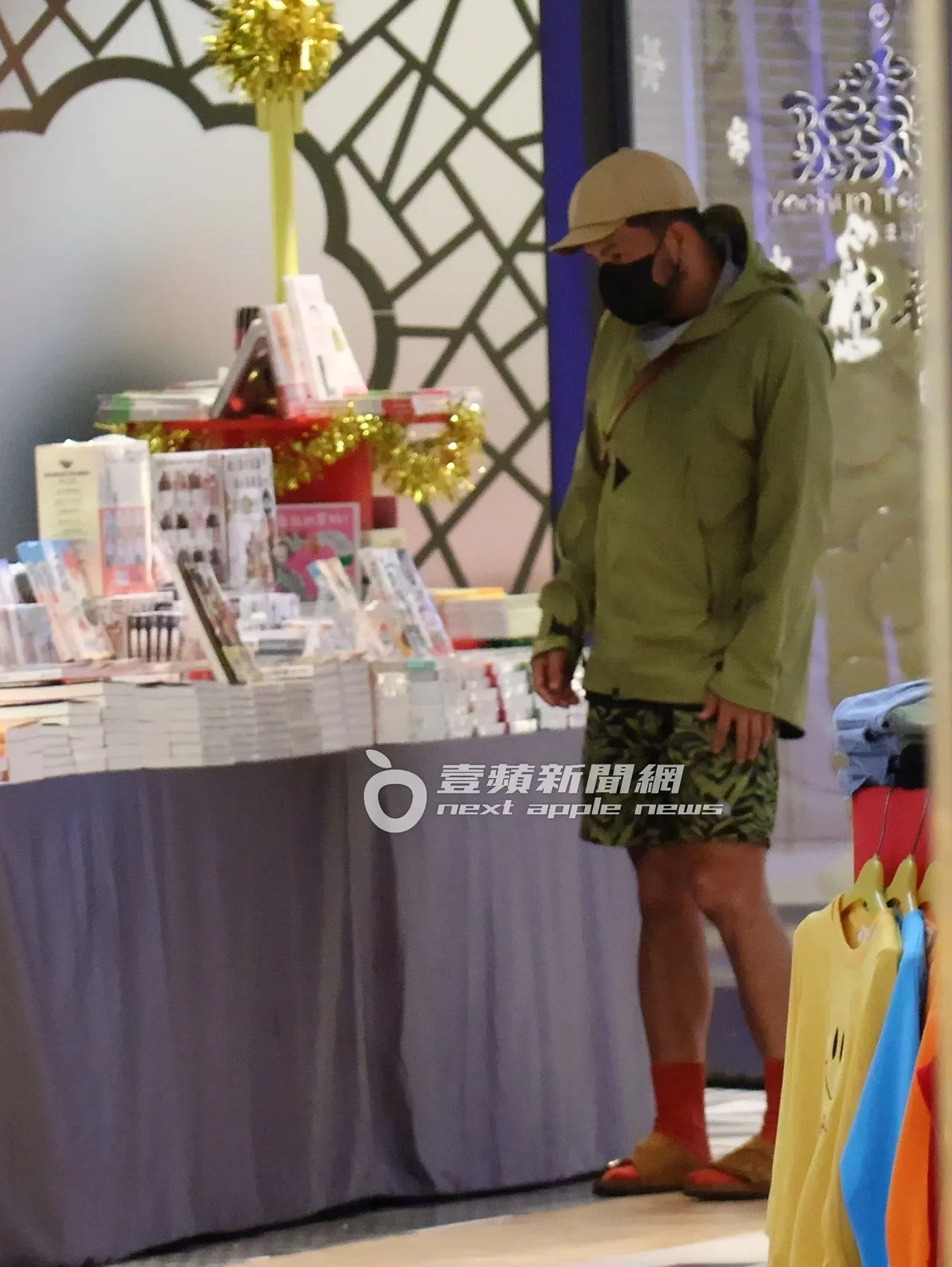 之后张震岳走到一旁书店，看起书架上的书看上去颇有兴趣。特勤中心摄