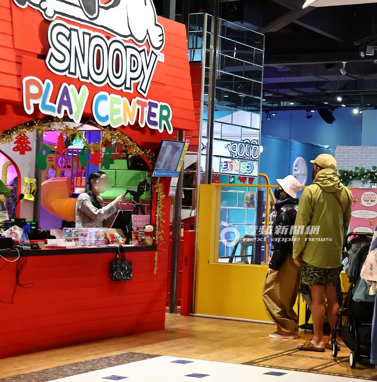 张震岳夫妻俩带小孩到亲子乐园，准备进去游玩。特勤中心摄