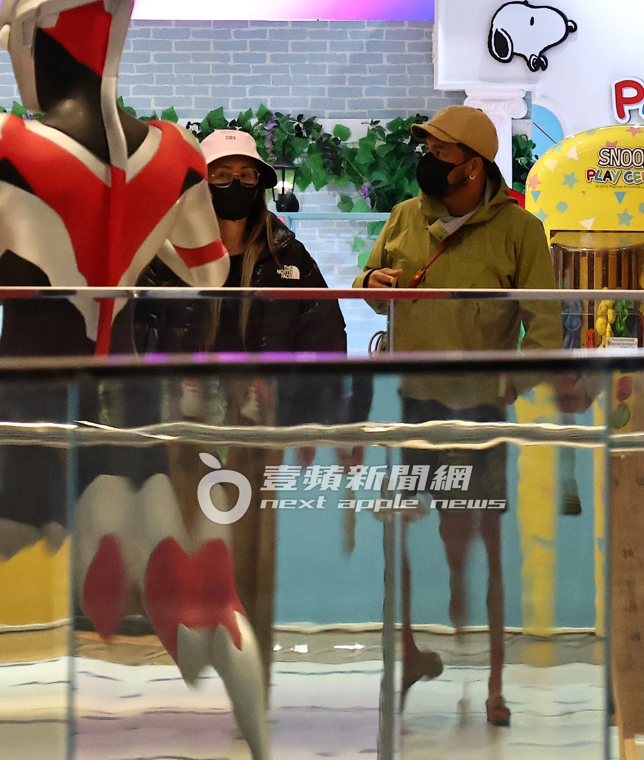 步出乐园后，张震岳（右）与老婆讨论著餐厅方向。特勤中心摄