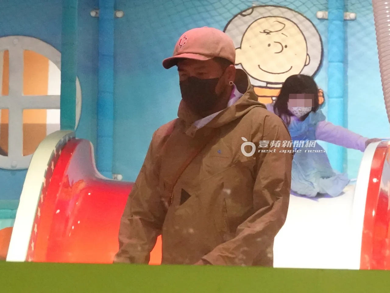 张震岳戴著帽子、口罩，相当低调的走在游乐园中。特勤中心摄