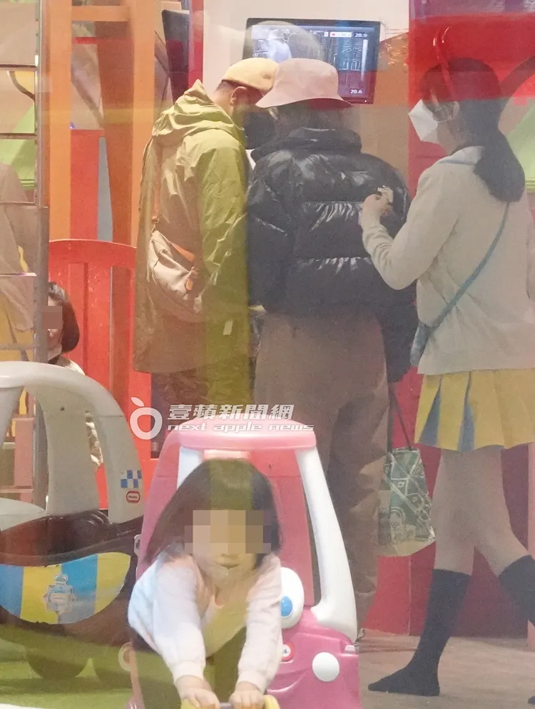 張震嶽（左）與老婆走到門口，帶著小孩們準備離開。特勤中心攝