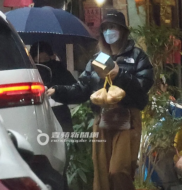 張震嶽老婆小涵手拿口罩雞蛋開門上車返家。特勤中心攝