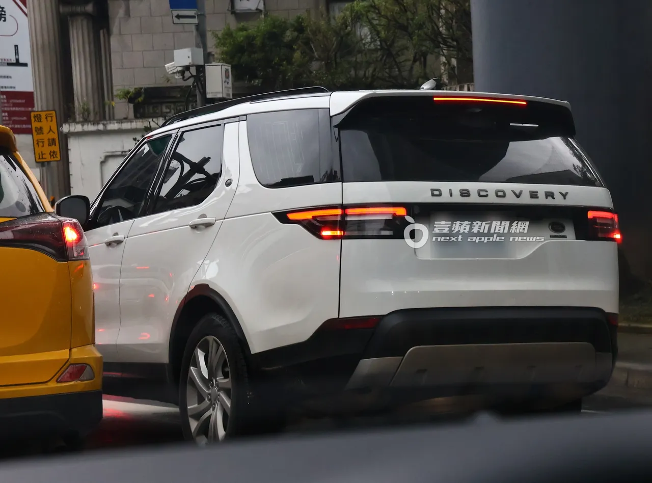 张震岳开著要价379万起跳的Land Rover Discovery 5当起司机。特勤中心摄
