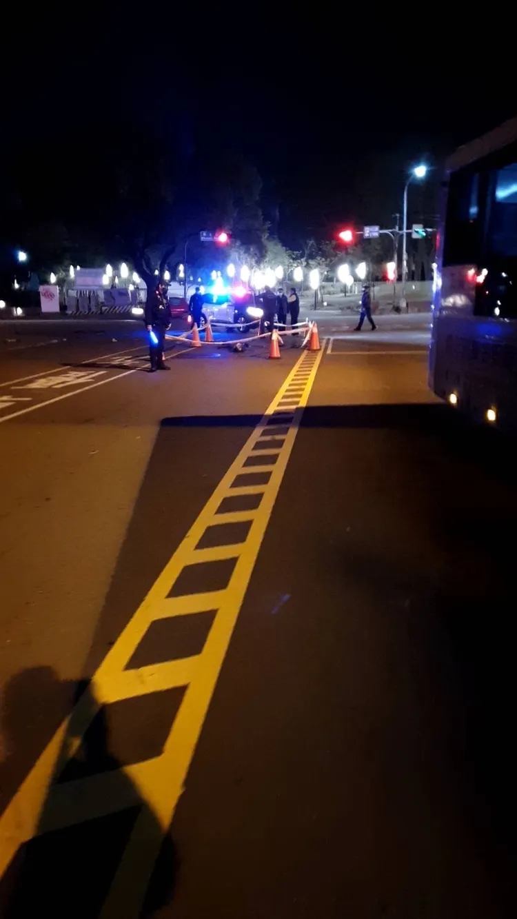 警方在事故現場拉起封鎖線調查。民眾提供