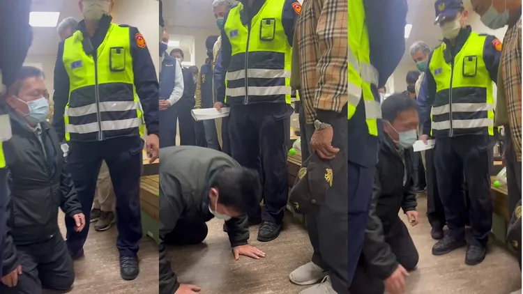 肇事公車司機下跪磕頭。周庭慶攝