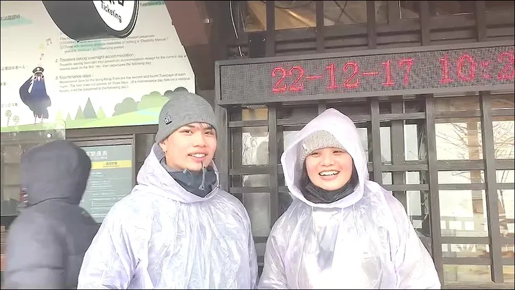 剛到太平山的遊客很期待能遇到降雪，表示都準備好雪鍊了。翻攝畫面