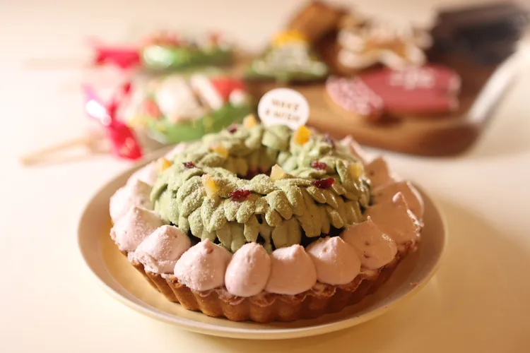 亞尼克推出多款聖誕專屬點心，首推歷經百道工序、充滿節慶氛圍的「耶誕花圈派」。翁玉信攝