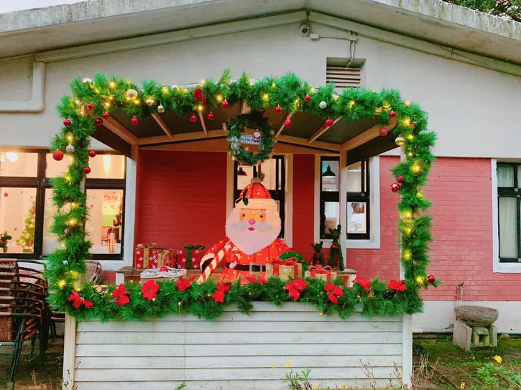 亞尼克將陽明山門市佈置出夢幻耶誕氣氛。業者提供