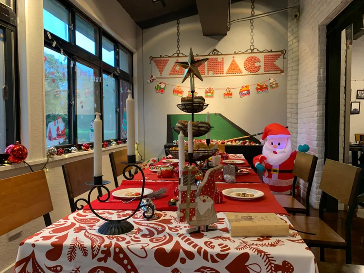 亞尼克在陽明山美軍宿舍的門市，搭配紅磚牆老屋、壁爐以及耶誕大餐餐桌擺設，拍照打卡並標記好友，享飲品第二杯半價。業者提供