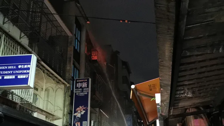 消防人員射水灌救。陸運鋒攝