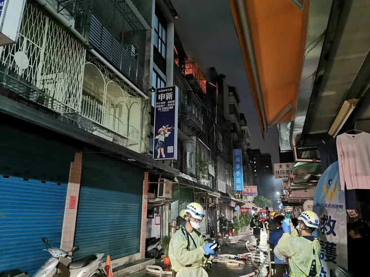 大批警消到場灌救。陸運鋒攝