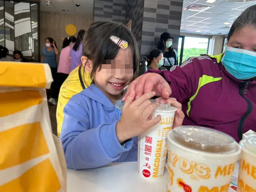 花蓮麥當勞「幸福得來速」 招待家扶幼童共享大餐