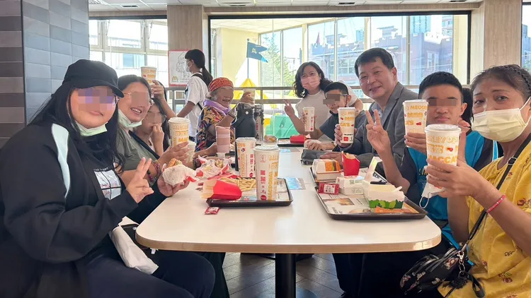 花蓮麥當勞公司捐餐券給家扶中心幼童，招待孩子吃大餐。花蓮家扶中心提供
