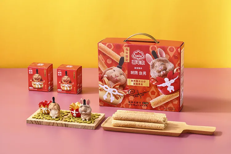 喜年來X朝隈俊男聯名公仔蛋捲禮盒。業者提供