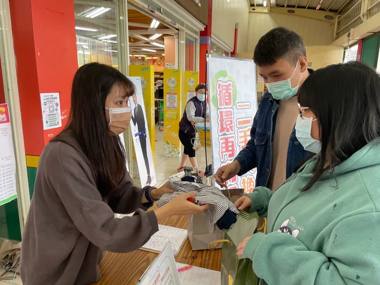 民眾攜帶舊衣捐贈，共同響應活動。環保局提供