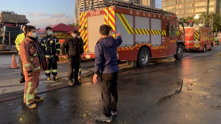 警消至煙火施放現場勘查。新北市消防局提供