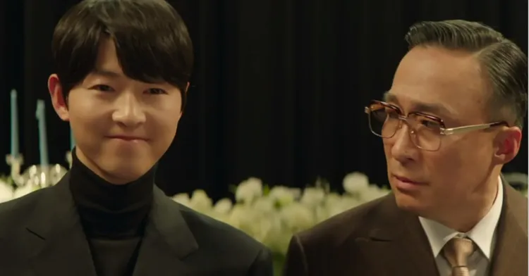 宋仲基（左）在堂哥婚禮上向李星民飾演的爺爺嗆聲。翻攝friDay影音