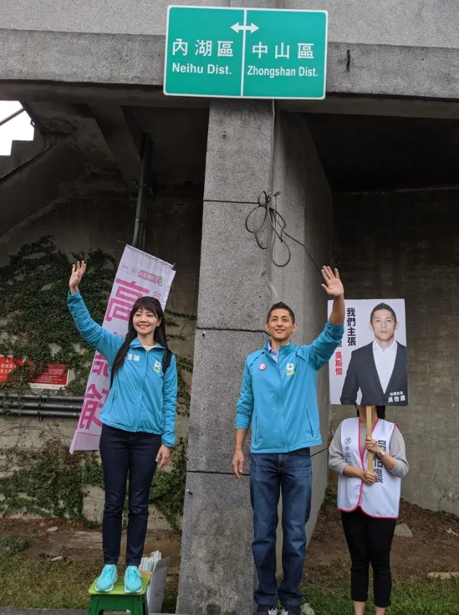 高嘉瑜陪吳怡農在街頭拉票。翻攝高嘉瑜臉書