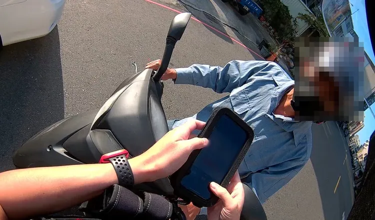 陳男見到警察，立即迴轉往反方向加速離去，被警方攔下。讀者提供