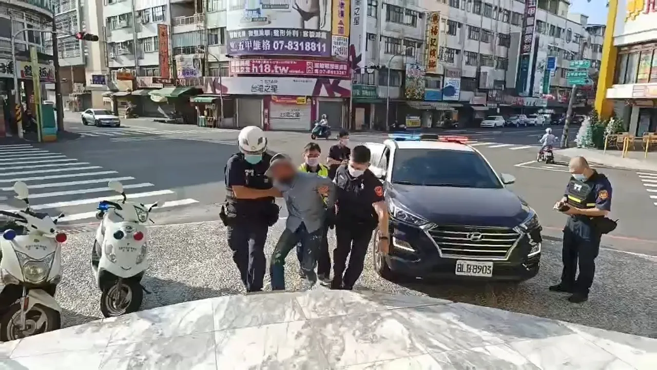 偽造文書通緝的陳男被解送歸案。讀者提供