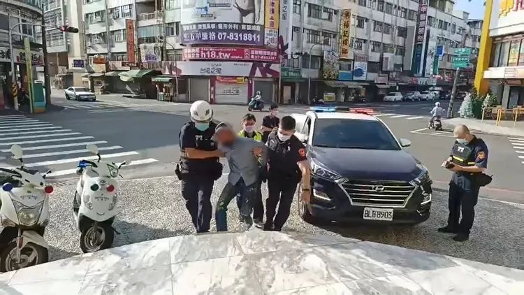 偽造文書通緝的陳男被解送歸案。讀者提供