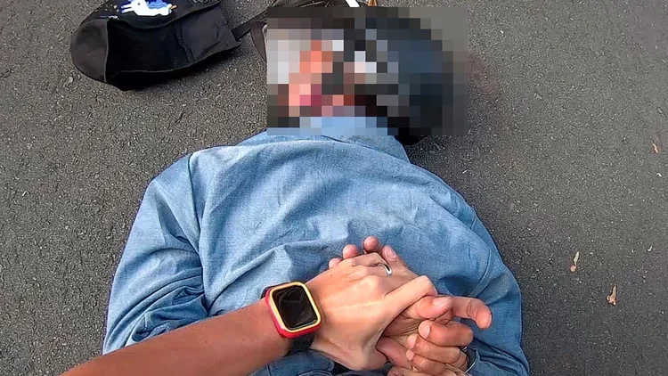 陳男跑輸警察，被壓制在地。讀者提供