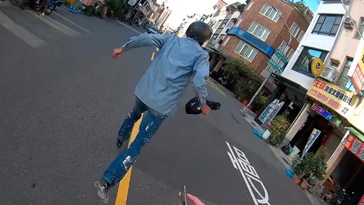 機車鑰匙被警察拔走　通緝犯只好與警察比百米賽跑