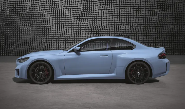 全新世代BMW M2車側表面平整而流暢，格外突顯車身張狂醒目的肌肉線條，方正且寬體的輪拱造型搭配與BMW M3/M4同尺寸的前19、後20吋的M雙輻式930M型輪圈。業者提供