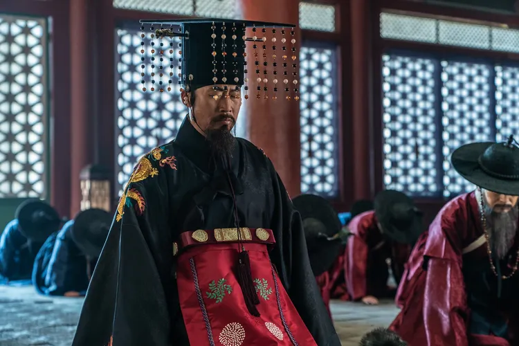 柳海真飾演君王「仁祖」。車庫娛樂提供
