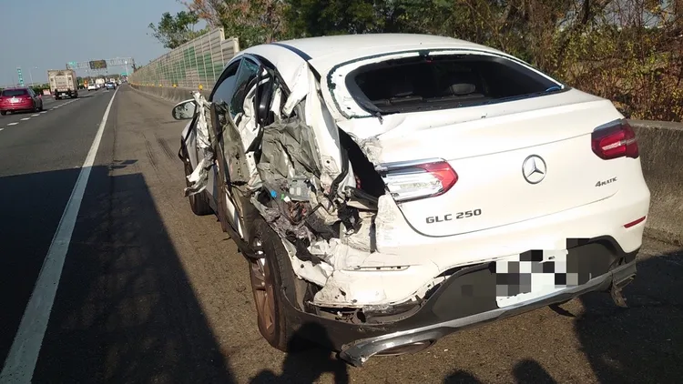 該賓士車近照並無2個三星廠徽。民眾提供