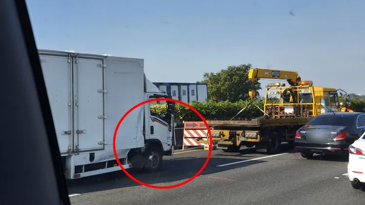 貨車追撞賓士休旅車，右前車頭毀損。民眾提供